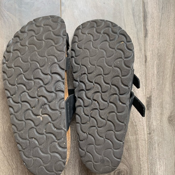 BIRKENSTOCK sandals. - Picture 2 of 3